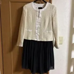 ホワイトツイードジャケットと黒スカート