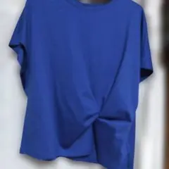 青い半袖シャツ 後ろねじれデザイン