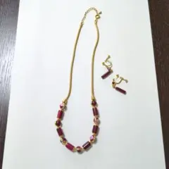 昭和レトロ　赤紫色のネックレスとイヤリングセット