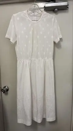 ホワイト ダイヤモンド模様 半袖ひざ丈ワンピース
