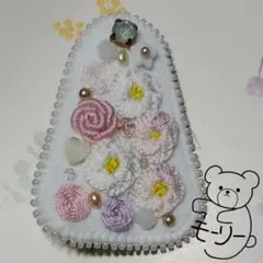 ハンドメイド フラワークリスマスツリー刺繍 ビーズブローチ