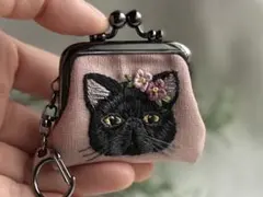 手刺繍猫の小さな小さながま口　黒猫　エキゾチックショートヘア