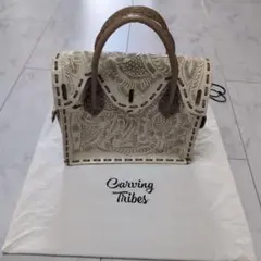 グレースコンチネンタル　Carving Tribes エンボス花柄ハンドバッグ