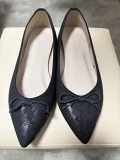 リボン付きブラックフラットシューズ