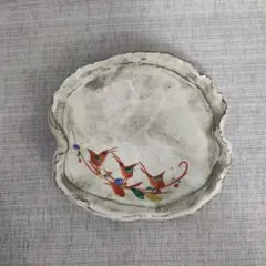 赤絵金彩花鳥紋皿　三足変形丸皿