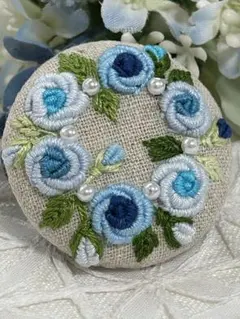 ハンドメイドくるみボタン刺繍ブローチ(673)ブルーローズ