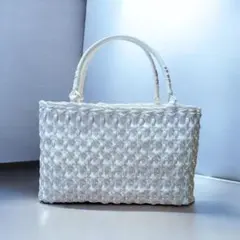 白一色の編み込みデザインのかごバッグ　ワンポイント付き