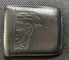 本日SALE ヴェルサーチ　ブラック系　メデューサエンボス加工 二つ折り財布