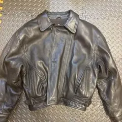 黒のショート丈レザージャケット