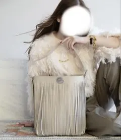 フリンジ付きクリーム色ショルダーバッグ