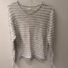 ikka 白とグレーのストライプ Vネック長袖カットソー