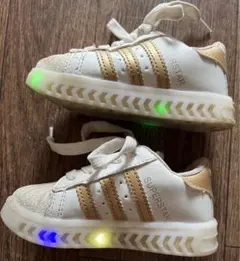 アディダス　キッズスニーカー