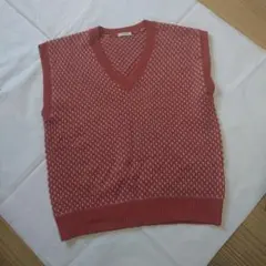 赤いVネックニットベスト