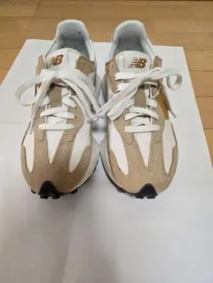 New Balance ベージュ/ホワイト スニーカー