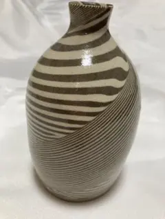 ストライプ模様の陶器花瓶