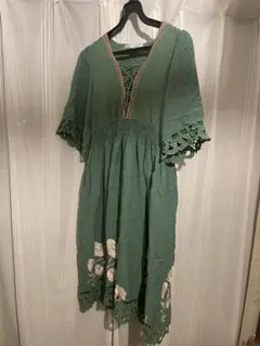 Lily Brown グリーン花柄刺繍ワンピース