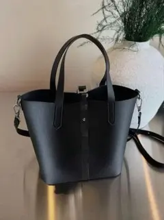 キューブ型ストラップ付き黒トートバッグ