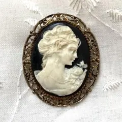 ヴィンテージブローチ 彫刻 カメオ シェル アンティークシルバー ジルコニア①