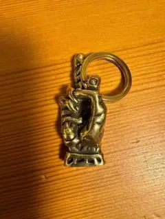 真鍮　 ゴールド 　手の形 キーホルダー 　中指立て