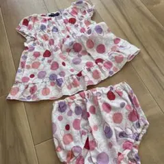 水玉模様フリル付きトップスとショートパンツセット