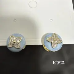 ピアス　水色　ゴールド　キラキラ　花ロゴ