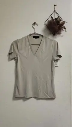 4℃　ベージュ Vネック Tシャツ Mのサムネイル