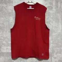 赤いノースリーブベスト