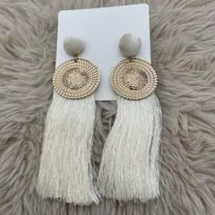 ホワイトフリンジ付きピアス