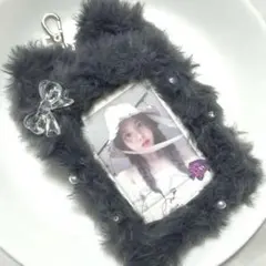 硬質トレカケース デコ 猫 リボン パール ふわふわ キーホルダー 濃いグレー