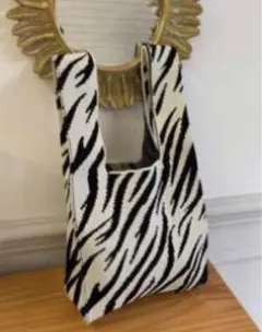 人気商品・完売【SHEIN】ゼブラ ストライプ パターン クロシェ編み カバンのサムネイル