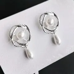 【売切特価】ホワイトカメリアの雫◆ピアス◣