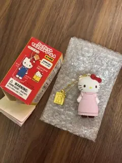 【ハローキティ展限定】シークレットマスコットチャームA：エプロン