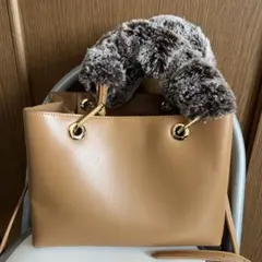 ファーつきハンドル　ベージュハンドバッグ