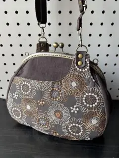 ＊ハンドメイド＊可愛い25口金ショルダーがま口バッグ　刺繍花柄ブラウン　内側花柄