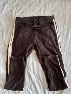黒のクロップドジャージパンツ