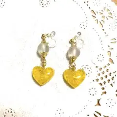 レジンイヤリング・ピアス　ハート型かすみ草フレーク黄