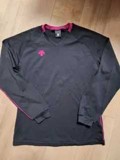 黒とピンクの長袖ウォームアップウェア