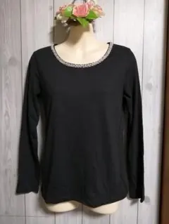 アースミュージック&エコロジー　ビーズ付き黒長袖カットソー