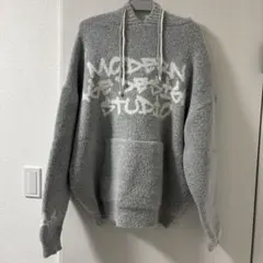 モダンスタジオ ロゴ入り フードパーカー グレー