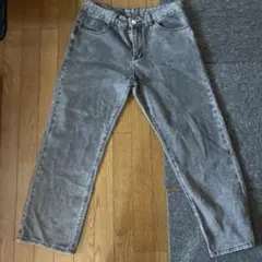 グレー ストレートレッグ デニムパンツ