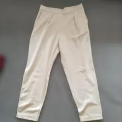 ベージュパンツ