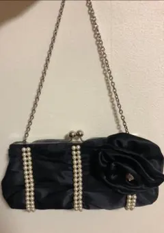 黒のサテンパーティーバッグ　花モチーフ（モチーフ取り外し可能）