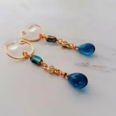 チェコドロップとフレームガラスの青い耳飾り(イヤリング/ピアス)