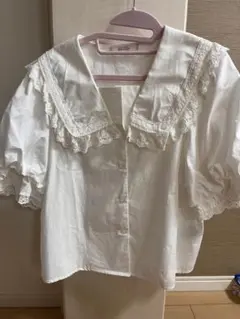 レース襟の白いパフスリーブシャツ