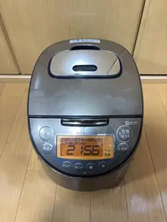 中古品 TIGER タイガー IH炊飯ジャー 5.5合炊 JKT-B103のサムネイル