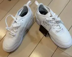 未使用品　NIKE ウィメンズ AMIXA CD5403-100 24.5㌢