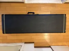 1960年代前半のフェンダーのベース用のホワイトトーレックスケース