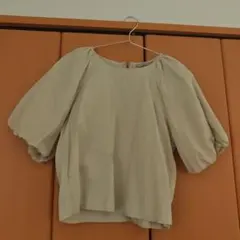 H&M ベージュ バルーン袖 ラウンドネック シャツ