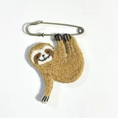 ブローチピンにぶら下がる姿が可愛いナマケモノのハンドメイド刺繍ブローチa