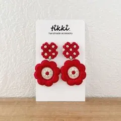《再販》ドット柄×揺れるお花の刺繍ピアス／イヤリング【レッド】